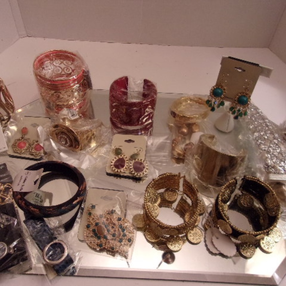 NWT HUGE DESIGNER ASSORTMENT OF BRACELETS & EARRIN